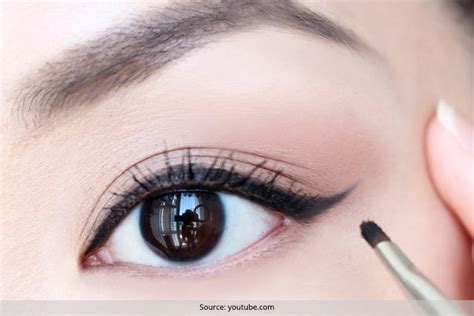 Applying mascara also adds an extra lift to the eyes, which can determine the starting point of the eyeliner wing. Smudge-Proof Tips On How To Apply Eyeliner The Right Way