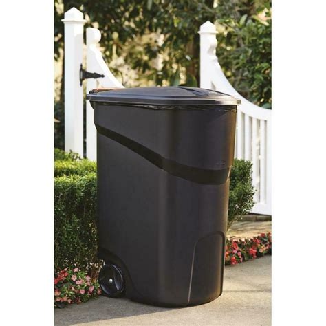 Rubbermaid Roughneck Trash Can With Lid Wheeled Garbage