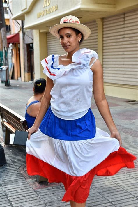 Santo Domingo République Dominicaine Fille Dans La Robe Dominicaine Traditionnelle Rue D El