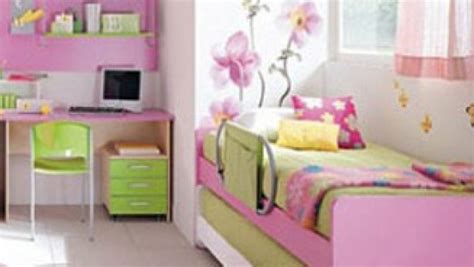 Colorful sea pattern on the wall, plenty of space to run and play, accessible drawers with toys and a tv that he girly bedroom. Two Efficient Apartments For Families With Two Children