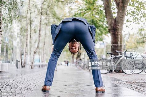 Men Bending Over Rear View Fotografías E Imágenes De Stock Getty Images