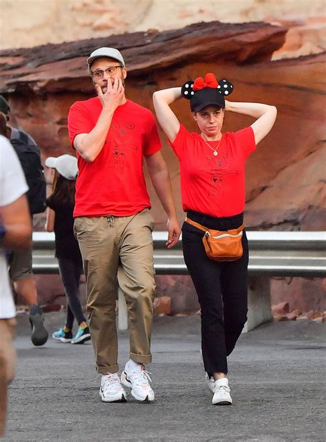 Still married to his wife lauren miller? Beim Popeln erwischt! Seth Rogen erkundet seine Nase ...
