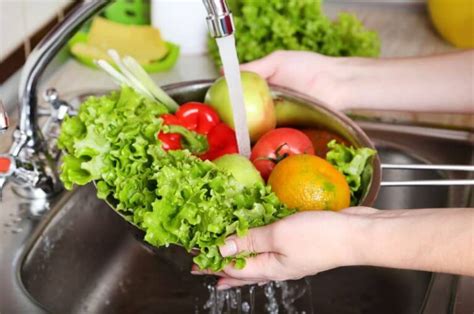 Aprenda como lavar as frutas e as verduras antes de comê las