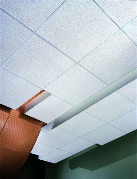 Le faux plafond sur suspentes fixées au plafond et le plafond autoportant sur structure fixée aux murs. Faux-plafond en fibre minérale / en dalles / acoustique / ignifuge - ASTRO® SERIES - USG