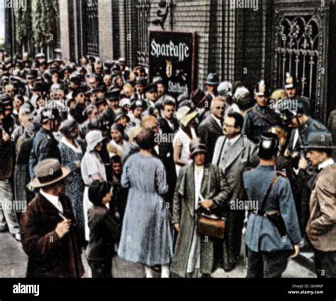 Bankenkrise 1931 Menschenmenge Vor Der Geschlossenen Städtischen