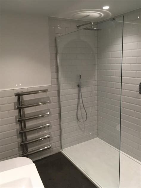 Large Free Standing Glass Shower Screen With U Channel For Support