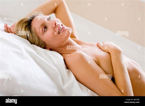 Chica Desnuda Acostada En La Cama Fotograf A De Stock Alamy