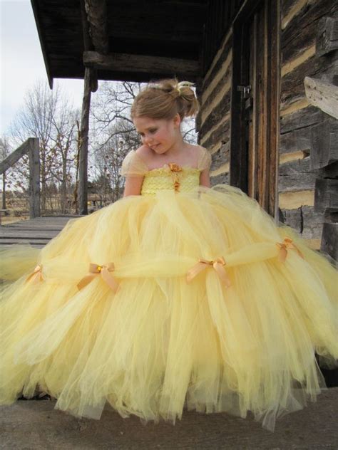 Belle est une jeune fille sensible et imaginative, qui passe ses journées plongée dans la lecture et qui repousse obstinément les avances de gaston, un bellâtre musclé et vaniteux. Beauté et la bête Belle costume le costume de princesse ...