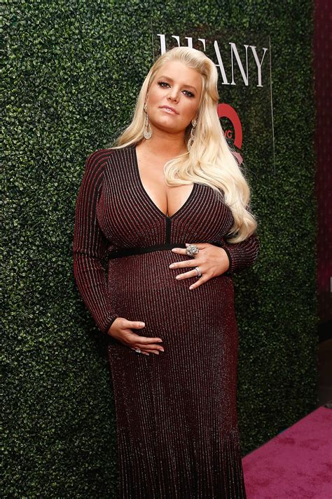 Jessica Simpson Breaks Toilet Seat While Pregnant Pic