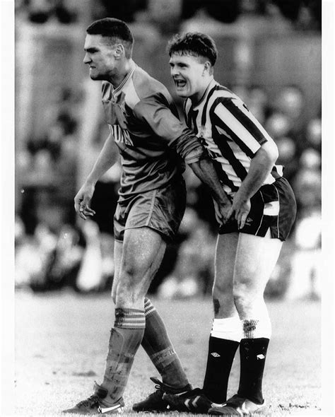 Provocazioni, interventi duri e scorrettezze a non finire in mezzo al campo. Bries Blog-O-Rama: "Mean Machine": Brie møder Vinnie Jones