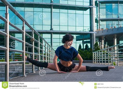 Girl Sitting On The Splits Dance Outdoor Stock Image Image Of Performer Elegance