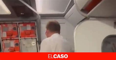 Pillan A Una Pareja Brit Nica Manteniendo Relaciones Sexuales En El Lavabo De Un Avi N De