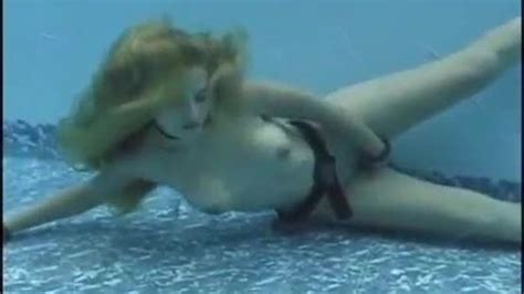 Beautiful Mermaid Maggie Masturbates Underwater Fucd