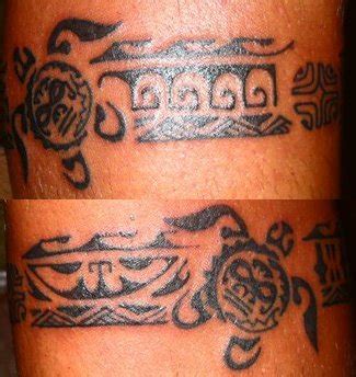 Ii ★★★ tatouages de bracelets de style maori polynésien par ta'a tiki tattoo marseille tatoo de bracelet sur l'avant bras de style maori polynésien vues les symboles utilisés pour son remplissage, tels que boucles d'oreille, lignes aux pointes de flèches, lignes aux pyramides rayées, bourgeons et bourgeons renversés, tikis. Tatouage Bracelet Polynésien Tortues