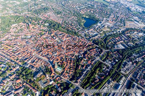 The icon links to further information about a selected division including its population. Luftbild von Altstadtbereich und Innenstadtzentrum in ...