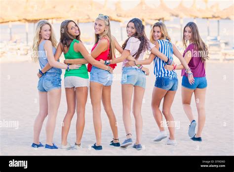 Grupo De Adolescentes En La Playa En Vacaciones De Verano Fotograf A De