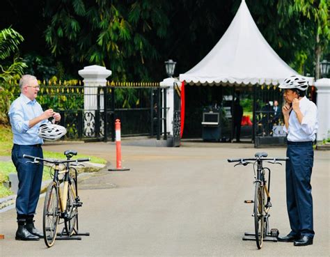 Jokowi Ajak Pm Australia Naik Sepeda Bambu Di Kebun Raya Bogor