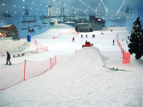 Snowflakes all around, snowflakes hit the ground! Oman: Snow Park in Oman by 2020