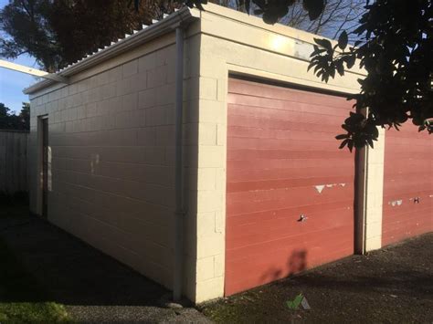 Concrete block garage demolition (# 359558) | Builderscrack