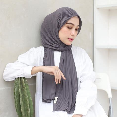 7 Cara Pakai Hijab Pashmina Plisket Yang Mudah Dan Modis Bukareview
