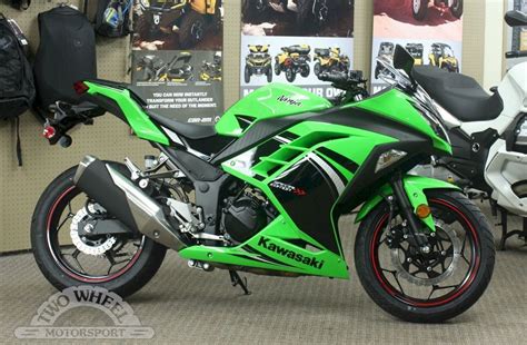 Se model is the exact same bike with jazzier graphics and red wheel stripes. 2014 Kawasaki Ninja 300 SE - Moto.ZombDrive.COM