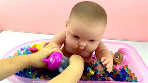 Baby's first bath is an important moment, and it becomes a cherished memory all too quickly. Baby Doll Bathtub How to give baby a bath in Orbeez W ...