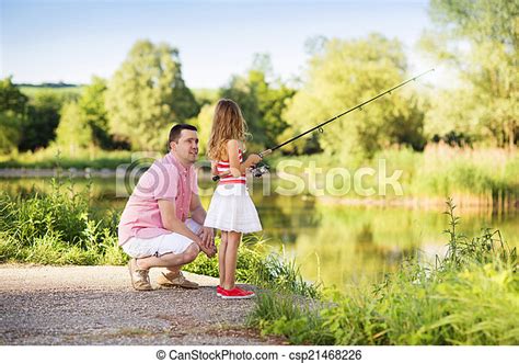Feliz Padre E Hija Pescando Un Padre Feliz Pescando En El Lago Con Su
