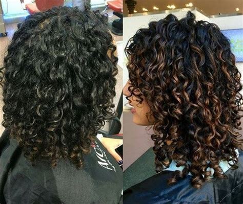 Tightly curly hair such as fractal, corkscrew, botticelli, and corkicelli diffuses more light than loosely wavy hair. Long Curls | Highlights curly hair, Curly hair styles ...