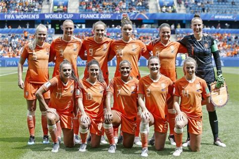 Het nederlands elftal voor vrouwen heeft dan ook lange tijd nauwelijks successen weten te boeken en het damesvoetbal is voor veel critici ook een dankbaar mikpunt voor spot geweest. Nieuw-Zeeland (dames) - Nederland (dames) foto - FCUpdate.nl