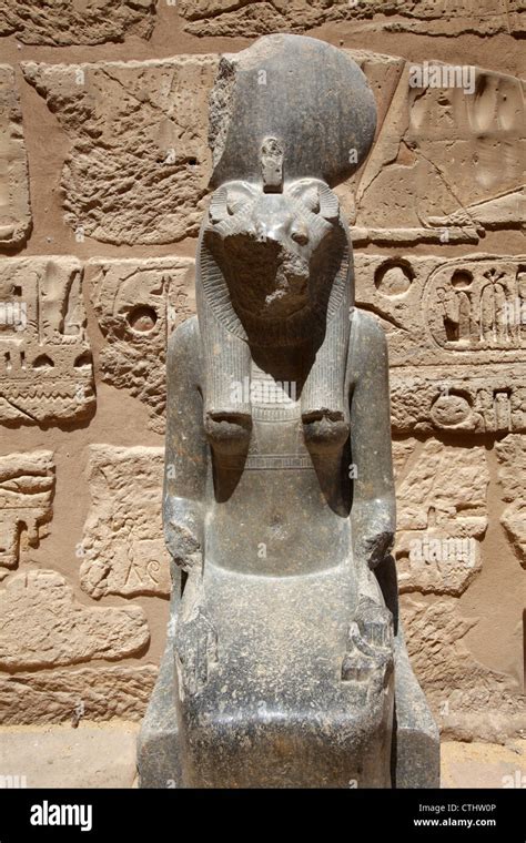 statue de granit noir de sekhmet déesse guerrière temple de médinet habou luxor egypte photo