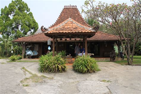 Penjelasan rumah adat di indonesia beserta nama gambar foto dan penjelasannya bahkan ada rumah adat joglo lengkap dan keterangannya. Rumah adat Solo | Arsitektur, Arsitektur vernakular, Rumah