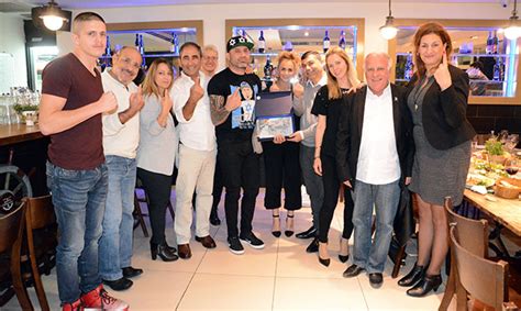 אנו לא מעתיקים משרות ממקורות אחרים! Batyam4u - מסיבת הפתעה ומגן הוקרה ללוחם ה-MMA חיים גוזלי