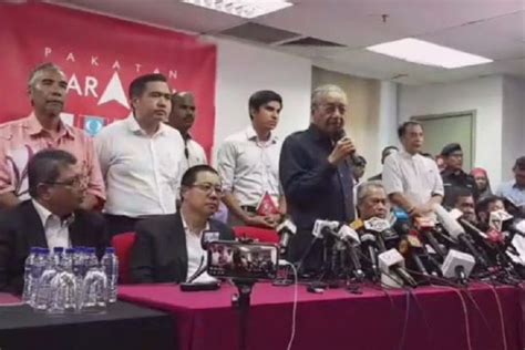 The prime minister directs the executive branch of the federal government. Pertama dalam 44 Tahun, Etnis China Jabat Menteri Keuangan ...