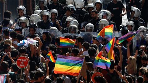 Polizei setzt Tränengas ein Tausende widersetzen sich Verbot von Gay