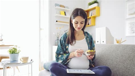 Tidak hanya untuk kesehatan ibu hamil, nutrisi pada makanan ini juga berperan penting dalam pertumbuhan janin. 7 Manfaat Oatmeal untuk Ibu Hamil dan Cara Aman Mengonsumsinya