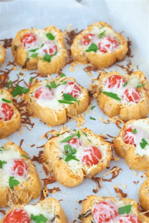 Spice up your appetizers with this cheesy twist on crescent rolls. Easy Cheesy Christmas Tree Shaped Appetizers / O Christmas tree O Christmas tree how lovely are ...