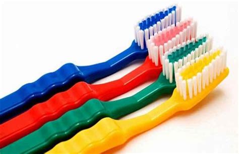 ماذا يحدث عند استخدام فرشاة الأسنان لفترة طويلة؟