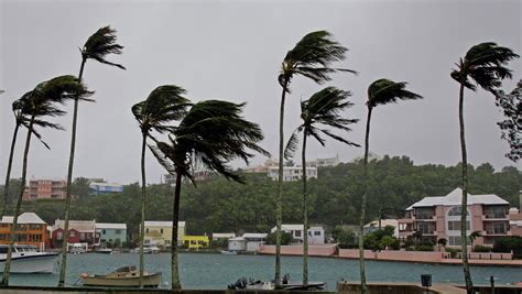Hurricane Igor Nears Bermuda As Weakened Category 1 Storm