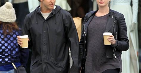 Anne Hathaway Enceinte Se Promène Avec Son Mari Adam Shulman Dans Les