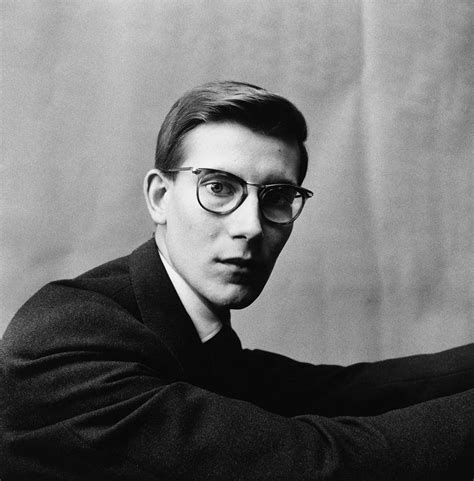 Descubra Quem Foi O Estilista Yves Saint Laurent Escola De Estilo