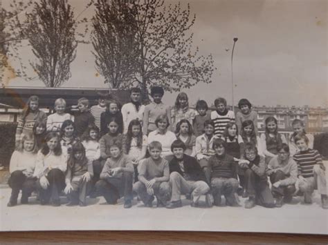 Photo de classe 5 4 de 1977 Collège François Rabelais Copains d avant