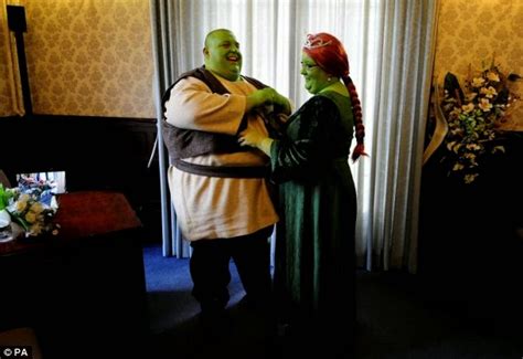 Photos This Couple Dressed Up As Shrek And Princess Fiona For Their Wedding