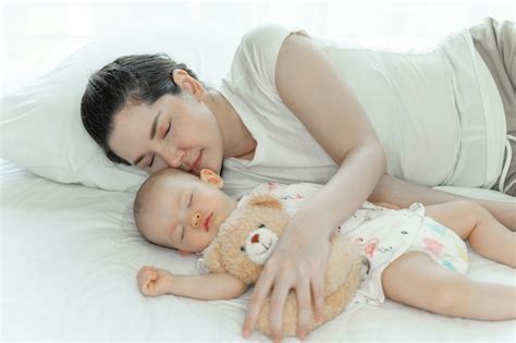 Madre Con Su Bebé Durmiendo En La Habitación Foto Gratis