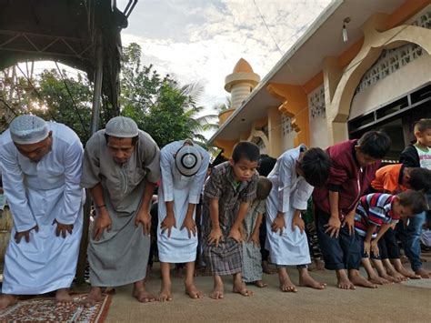 Some Filipino Muslim Communities Defy Quarantine Measures To Celebrate