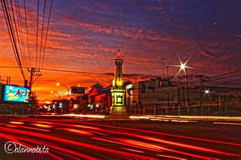 Angkringan tugu yg terkenal dengan kopi joss nya sudah menjadi daya tarik tersendiri bagi para penikmat kopi. Sunset on Tugu Yogyakarta | alannobita