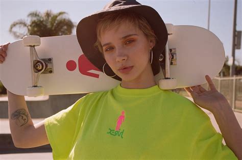 X Girlとスパイク・ジョーンズのスケートボードブランド Girl Skateboards がコラボレーション アクション