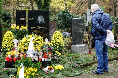 Eva pilarová zamlada a iva janžurová v roli puberťačky: Eva Pilarová má hrob Na Malvazinkách. Od pomníku Karla ...