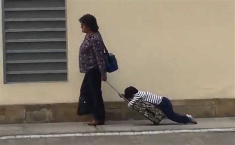 Una Madre Arrastr A Su Hijo Dormido Para Llevarlo Al Colegio