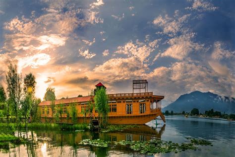3 Nights 4 Days Kashmir Houseboat Tour With Gulmarg Kashmir Tourism
