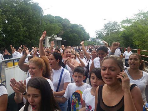 Venezuela 700 Starved Women March Across Colombian Border Demanding